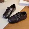 Zapatos Pequeños de Cuero con Superficie de Cuero Brogue para Niños 2026 Primavera Verano Nuevos Color Sólido Estilo Étnico Zapatos Birkenstock Zapatos de Cuero Estilo Coreano Tallados