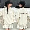 Sudaderas forradas de felpa para niñas de importación, nueva colección otoño/invierno 2026, cuello redondo, diseño de caricatura lindo, tops de manga larga para niños como capa base, venta al por mayor