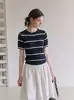 Top curto de malha listrada estilo francês com design de nicho em seda gelada para mulheres, camiseta de manga curta de verão com ombro normal para mulheres petite