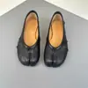 2025 Novos Sapatos Flats Versáteis Retro Plissados com Biqueira Dividida Pata de Porco Sola Reta Ferradura Sapatos Flats Sola Reta Ballet Mary Jane para Mulheres