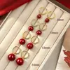 Aretes de Perla Roja para Mujer, Accesorios de Oreja Rojos, Diseño de Nicho Otoño e Invierno, Estilo de Lujo Ligero de Gama Alta, Nuevos Pendientes de Aro de Moda 2026