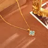 Pendientes de trébol de cuatro hojas turquesa azul de moda con circonita cúbica, una pulsera delicada y fresca con temática de bosque, y un collar elegante y de alta gama con un aire juvenil.