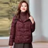 Jaqueta curta acolchoada estilo étnico com gola alta para mulheres, moda inverno 2026, chique, leve, quente, com enchimento de plumas de pato branco, com padrão ondulado