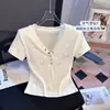 Camiseta Chic de Manga Corta con Cuello en V Estilo Coreano para Mujer, Nuevo Diseño Verano 2026, Top Corto de Nicho Resistente con Adornos de Pedrería, Moderno