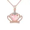 Kaiwei Venta Caliente Moda Madagascar Imitación Hibisco Cristal Colgante Temperamento de Reina Corona Diamante Rosa Colgante Collar