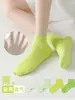 Meias para meninos, finas, cor sólida, malha antibacteriana, respiráveis, meias de verão infantis, tons de verde degradê, meias curtas de algodão para tornozelo