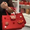 Bolsa Festiva de Fieltro Rojo Muñeco de Dibujos Animados de Animales Bolas de Pelo Bolsa de Mano Venta al por Mayor Banquete de 100 Días Bolsa de Regalo Souvenir DIY