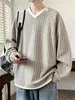 Camiseta de manga larga con bloques de color, cuello en V y textura para hombre, nueva colección de otoño, casual, versátil, corte holgado, sudadera tipo jersey de dos piezas simuladas