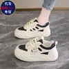 Pisar caca sensación suela suave zapatos blancos estilo caliente para mujer 2026 nuevo primavera y otoño niños superficie de cuero estudiante zapatillas deportivas de tabla