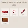 Un par de creativos tazones rojos para postre y palillos, perfectos como regalo de boda o un obsequio considerado para un amigo cercano