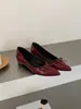 Sapatos vermelhos femininos com aumento interno de altura e detalhe de laço, estilo francês de verão 2026, bico fino elegante, sapatos de trabalho pretos baixos