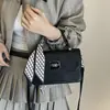 Bolsa Quadrada Pequena Retro de Luxo Flor Escura Bolsa Feminina Moda Nova Outono e Inverno 2025 Bolsa para o Dia a Dia Design de Fita Bolsa de Ombro