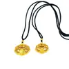 Colgante Redondo Dorado Arena Hueco Carácter de Fortuna con Placa Redonda Patrón de Nube Dorado Chapado en Cobre Tallado, Cadena de Clavícula Ligera de Lujo Versátil Exquisita