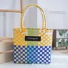 Bolsa Tejida de Celebridad de Internet Ins Color de Contraste Cuadros Bolsa Tejida a Mano División de Color Plástico Tejido Bolso de Mano Tejido para Vacaciones en la Playa