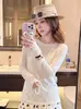 Nova Camiseta Coreana de Manga Longa Fina para Primavera e Outono, Ombro a Ombro com Fenda nas Costas, Top Casual Popular para Mulheres