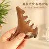 Venta al por mayor de fábrica pequeño monstruo cuero cabelludo multifuncional cabeza dragado peine de masaje sándalo dorado peine masajeador de cabello hombro cuello