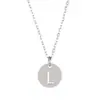 Venta caliente transfronteriza collar con letra de acero de titanio colgante redondo 26 mayúsculas en inglés collar de joyería pulida al por mayor
