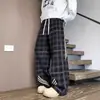 Calça Casual Xadrez Cinza com Três Listras para Homens, Design de Outono com Corte Diagonal Calça de Pernas Largas, Marca Moderna Calça Reta Longa com Caimento