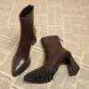 Botas curtas de pele de cordeiro com bico fino para mulheres, novo estilo popular deste ano, salto grosso, salto alto, para pessoas baixinhas, botas slim francesas, botas Chelsea elásticas