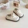 Sapatos de princesa bordados com laço para meninas, nova coleção primavera/outono 2026, sola macia, estilo doce, sapatinhos de couro, estilo Mary Jane
