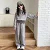 Conjunto de Sudadera con Capucha de Color Sólido y Cuello Alto Nuevo para Niñas de Primavera y Otoño para Niños Medianos y Grandes Estilo Coreano Suelto de Moda Conjunto de Dos Piezas de Manga Larga de Otoño