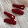 Día de Año Nuevo Clip de Pinza Ovalado Rojo con Etiqueta Dorada en Forma de Corazón Clip Lateral de Felpa para el Cabello Accesorio para el Cabello de Flequillo Exquisito de Alta Gama