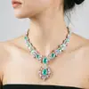 Moda, alta gama, lujo ligero, elegantes accesorios de vestido de noche de novia en rosa y verde con diamantes, conjunto de collar y pendientes de joyería para bodas