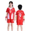 25-26Br Casa Vermelho Número 9 Camisa de Futebol Infantil com Duas Listras Impressão Digital Tamanhos 14-30