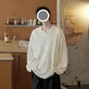 Camiseta de manga larga con cuello en V pequeño y textura de estilo perezoso para hombre, camisa interior de primavera y otoño, ropa Wei, estilo americano, marca de moda, suelta