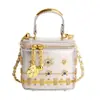 Bolsa mini personalizada para labiales transfronteriza 2026, nueva bolsa cruzada tachonada primavera/verano, bolso de hombro versátil y de moda para mujer