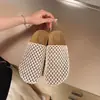 Chinelos fechados de trama vazada para mulheres, para uso externo no verão, novo modelo 2025, de calçar, antiderrapantes, tamancos de sola grossa, mules baixas