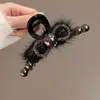 Presilha de Cabelo Vermelha de Pelúcia com Pérolas para Ano Novo 2026 Novo Estilo Grampo para Parte de Trás da Cabeça Penteado Presilha Jacaré Acessório de Cabelo