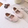 Nuevos zapatos de princesa estilo chino para niñas, con suela suave, diseño antideslizante y adecuados para actuaciones.. Estos nuevos artículos de otoño son zapatos de cuero con adornos de perlas para niños, perfectos para combinar con un cheongsam.