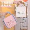 Bolsa de Maquiagem Portátil com Letra Fofa Grande Capacidade Múltiplos Compartimentos Armazenamento Suspenso para Viagens de Negócios Viagens Bolsa para Skincare e Artigos de Higiene Pessoal