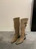 Versión de piel de oveja ~ hebilla de cinturón de gamuza, plisado con volantes, botas de caballero, punta fina 2026 Maillard, elegantes y estilizadas, botas altas