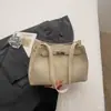 Bolsa de mão texturizada da moda transfronteiriça, bolsa feminina, nova coleção outono 2026, bolsa transversal estilosa e única, bolsa de ombro estilosa de cor sólida