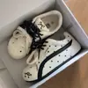 Estilo coreano design lactado macio padrão de estrela preto e branco sapatos de lona versáteis femininos 2026 verão novo sapatos de pão estilosos
