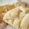 Juego de Ropa de Cama de Terciopelo de Leche Estilo Princesa Cuatro Piezas Invierno Terciopelo Coral Cálido Espesado Funda de Edredón de Terciopelo Doble Cara Suministros Otoño Invierno