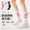 Calcetines Deportivos Largos para Mujer Estampado de Leopardo Estilo Retro de Primavera y Otoño de Moda Combinados con Pantalones de Tiburón Calcetines Deportivos de Tres Rayas