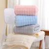 Nova toalha de banho de fleece coral, tamanho extragrande e extraespessa, com textura de bolhas, projetada para casais, altamente absorvente, de secagem rápida, macia e adequada para adultos; não solta muito pelo