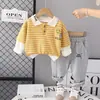 Fabricante al por mayor de trajes nuevos de dos piezas para niños Pantalones de algodón cómodos de manga larga con solapa y estampado de cabeza de oso a rayas para niños