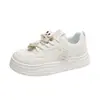 Nova Moda Casual Quatro Estações Tendência de Rua Pingente de Desenho Animado Sapatos Brancos para Mulheres Tênis Fofos de Solado Grosso Dropshipping