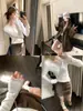 Camiseta base de retazos de encaje de diseñador blanca para mujer, nueva, versátil para primavera, otoño e invierno, top ajustado cepillado para usar como prenda exterior