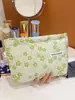 Bolsa de cosméticos pequeña y fresca con bordado de alta gama para mujer, bolsa de almacenamiento portátil de lona interior de gran capacidad con acabado, bolsa de lavado de maquillaje