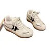 Zapatillas de entrenamiento alemanas con aumento interno de altura, otoño 2026 nuevo estilo retro estrella coreano versátil suela blanda transpirables suela gruesa casual para mujer