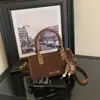 Nuevo bolso de mano para el día a día de ante 2026, con una paleta de colores retro Maillard, un elegante diseño cruzado y un bolso estilo Boston, de moda nicho