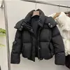 Imagen Oficial: Chaqueta Corta de Algodón Grueso para Mujer, Moda Invierno 2025, Corte Holgado, Chaqueta Acolchada de Color Sólido, Abrigo Cálido con Capucha