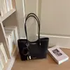 Bolso tote nuevo estilo coreano con estampado de leopardo para principios de otoño de 2026, bolso de hombro de gran capacidad para el trabajo y los desplazamientos, bolso de mano simple y único