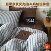 Juego de ropa de cama de estilo nórdico a rayas, de alta densidad, de terciopelo de leche, con bordes festoneados, disponible en juego de cuatro piezas o tres piezas de franela.