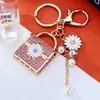 Chaveiro quadrado pequeno em formato de margarida cravejado de diamantes, chaveiro de carro, pingente para bolsa feminina, argola de chaveiro de metal, pequeno presente cravejado de diamantes, atacado